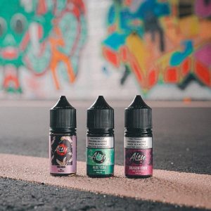 ZAP AISU 煙油三款口味瓶身合照,背景為街頭彩繪牆面 (內含:Pink Guava 粉紅番石榴、Aloe Vera 蘆薈冰、Dragon Fruit 火龍果)